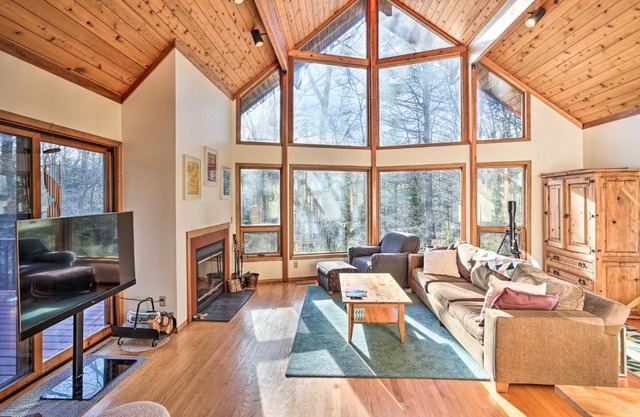 Berkshires Cabin 2 Mi to Appalachian Trail!