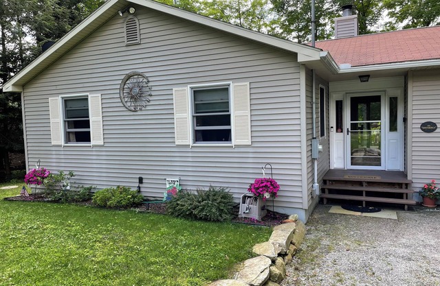 Berkshires Lakefront Gem. Cozy home w/hiking, swimming & all things cultural!n