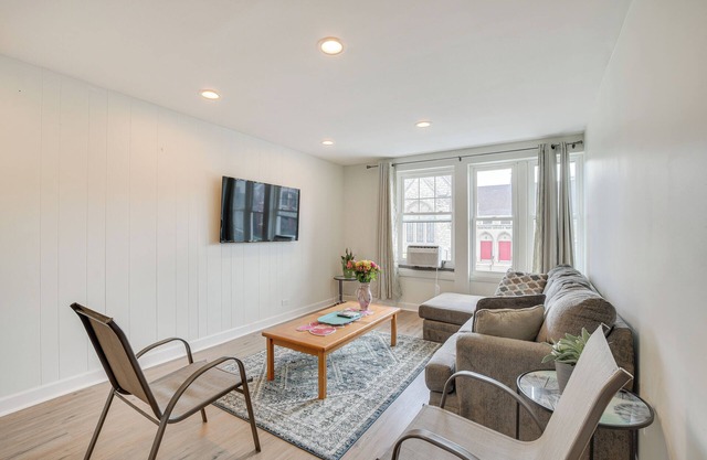 Berwyn Apartment Rental ~ 11 Mi to Chicago!