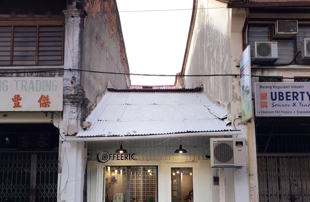 Best location Cafe attached homestay
