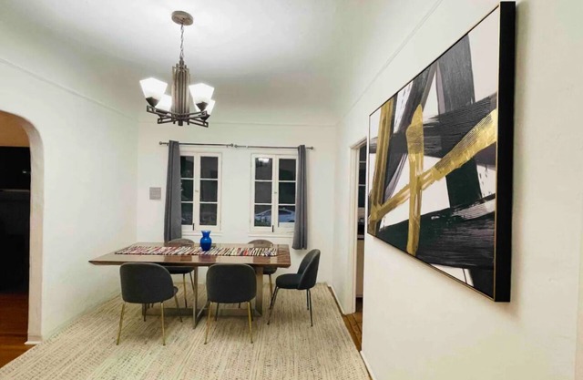 Best location, Corner, Chic 2-bedroom with WiFi, AC in beautiful Los Angeles
