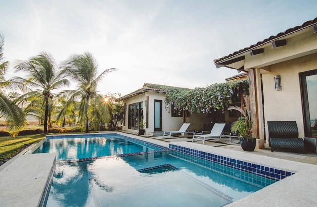 Best location directly on Playa Venao with private pool, Sleeps 11+