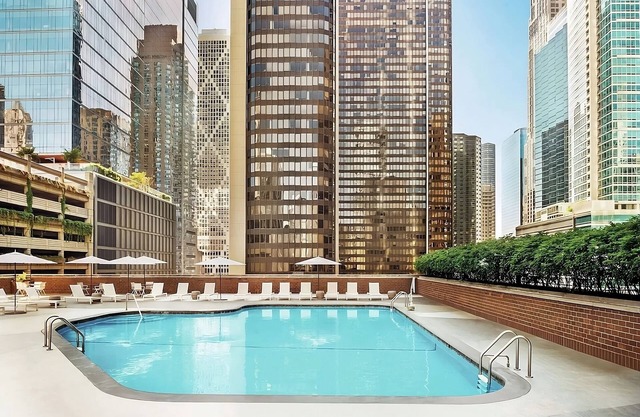 Best Place to Stay in Chicago! 2 Comfortable Units, Outdoor Pool, Parking