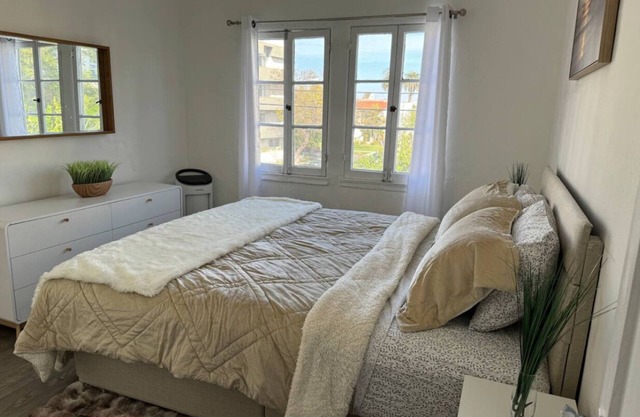 Best, top, beautiful LA view 2-bedroom place with WiFi, AC in nice Los Angeles