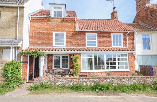 BETA COTTAGE, pet friendly, with open fire in Walberswick