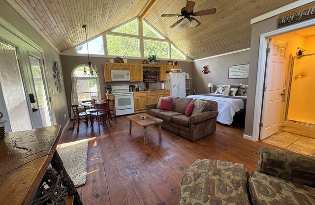 Betty's creek loft in Rabun Gap with beautiful views. 10 miles from Clayton.