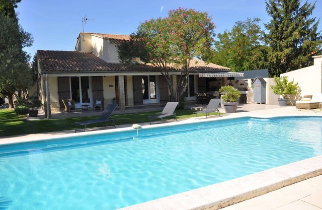 Between Avignon and L'Isle-sur-la-Sorgue, vacation villa on the outskirts of the village of Jonquerettes,.