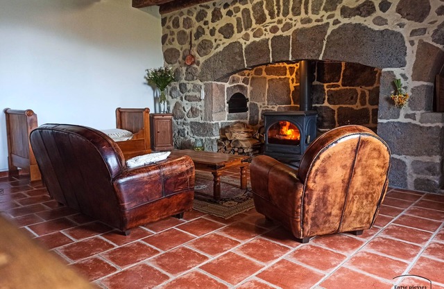 Between stone and wood - cosy 1809 gîte - up to 8p - nature and views