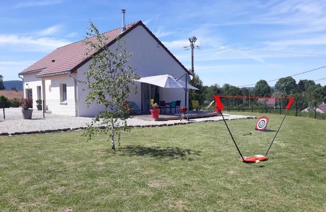 BETWEEN LAKES AND MOUNTAINS - DETACHED HOUSE AIR-CONDITIONED 3-BEDROOM WITH ENCLOSED GROUNDS