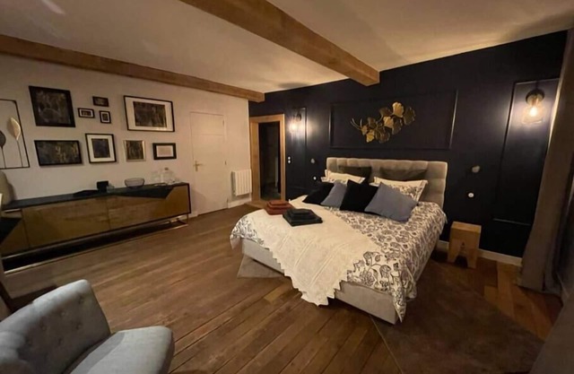 Between ruins and castle., Chambre d'hôte avec lit king size