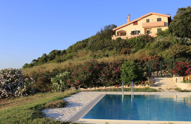 Between Sky and Sea Apartment with pool on the Gulf of Alghero