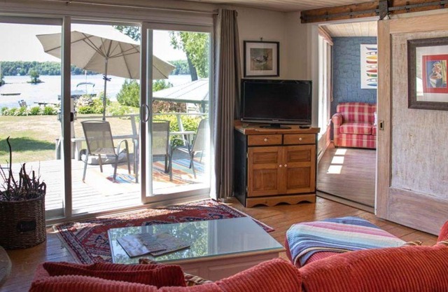 Between the Locks - Affordable 3Br Waterfront Cottage - Pet-Friendly