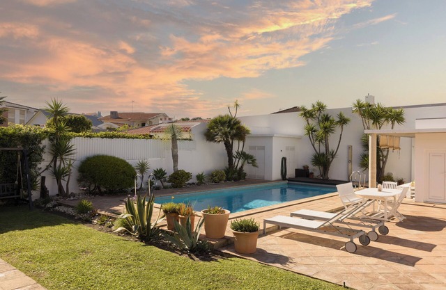 Between the Sea and the Ria: luxurious private villa with pool and exclusive services.