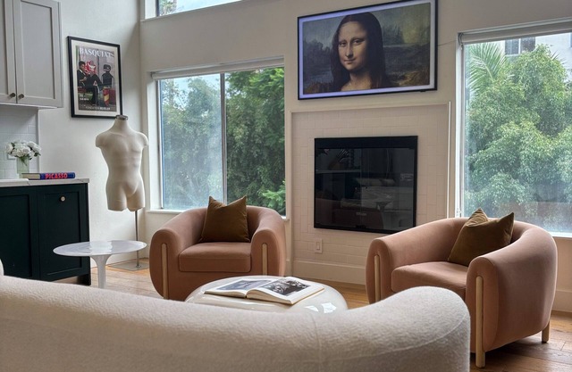 Beverly Hills Luxe Rooftop Retreat – Cozy Fireplace & Stunning Views