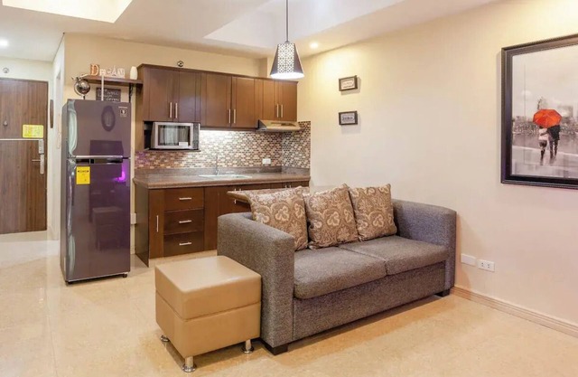 BGC Central Top Floor 1BR Cozy Condo Amazing Views! Walkable to all Attractions!