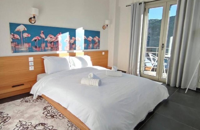 BH946 - C - Room Messologgi