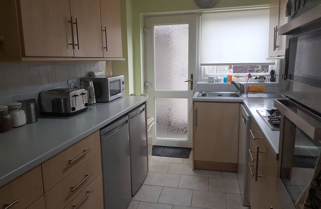BHX/NEC/JLR/BIRMINGHAM 4 Bedroom 8 Persons House Off Road Parking for 3-4 Cars