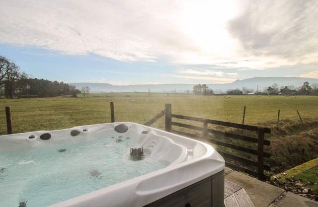 BICTON LEA, pet friendly, with hot tub in Clun