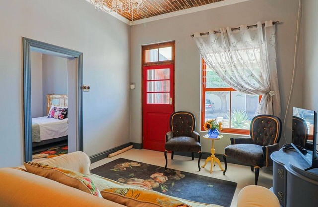 Bietjie Sjiek |Charming Coastal Escape | Kleinmond