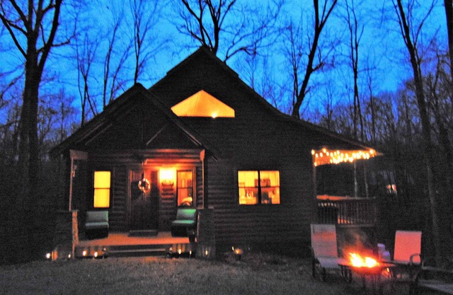 BIG AUGUST SPECIAL, KING, HOT TUB, POOLTABLE, DOGS OK, 4 TVs, WIFI, DECK, GRILL