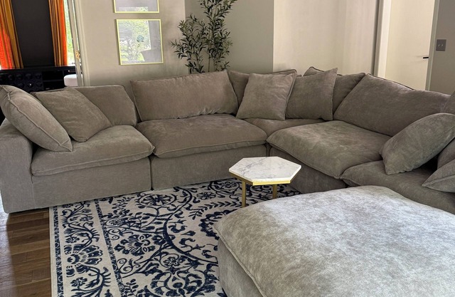 Big Beautiful Abode in Omaha- 4 bedrooms and on a walking trail to Zorinsky Lake