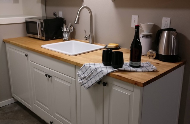 Big, Bright Apartment in Excellent NE Alberta Arts Location