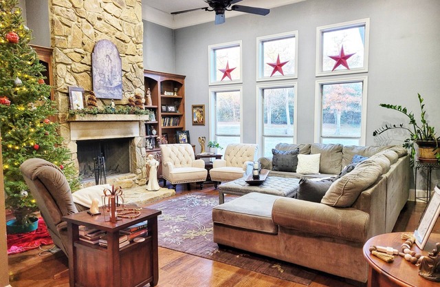 Big Christian Home 2 Living Rooms-★5 miles to College Station★ 12 Wooded Acres