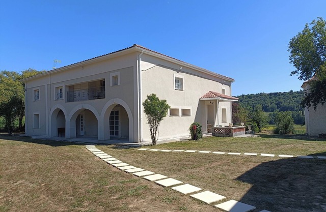 Big cottage country 8 bedroom, pool, game room, spa, 24 people