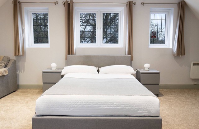 Big Loft in the Heart of Cheam Village (35 min from London City)