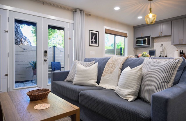 Big Oak Tree Retreat - Brand New Modern Private Guest Suite