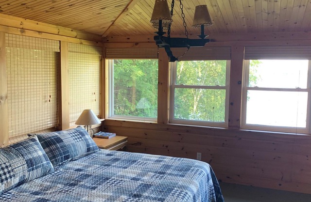 Big Rideau Lake Waterfront Cottage with pristine beach!