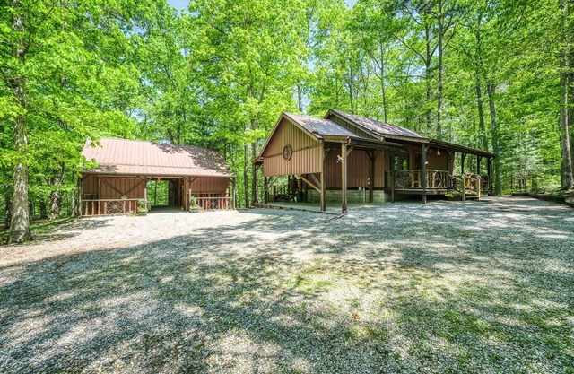 Big South Fork Equestrian Cabin & Barn with RV Hookups