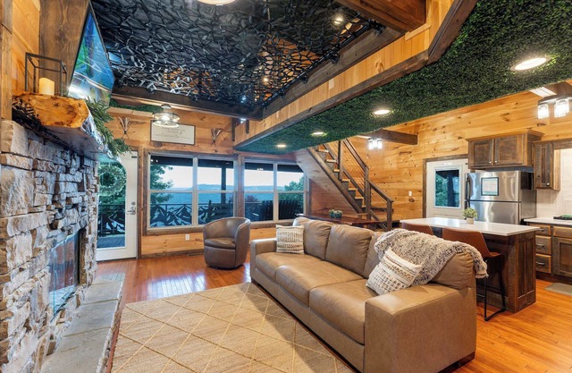 Big Time Hill Cabin with an indoor pool, hot tub, & great views!