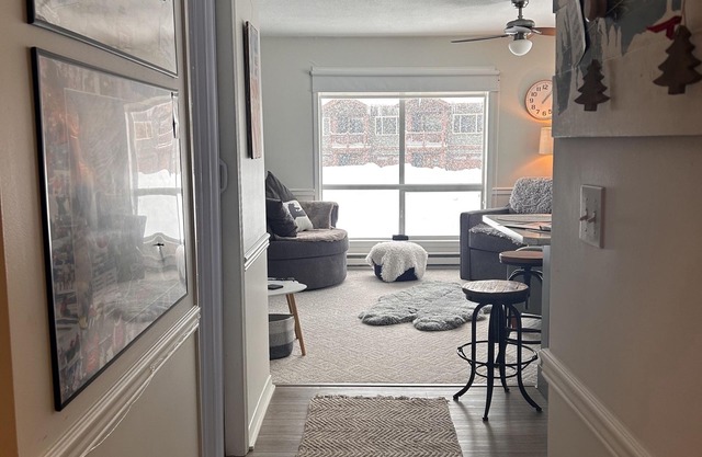 Big White condo Ski-In/Out, Family Friendly sleeps 4