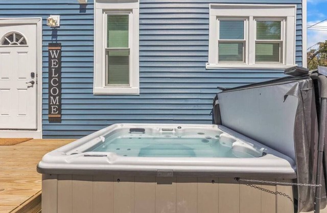 BigBlue! Dog Friendly | Big Groups | First Floor Master Bedroom | HotTub-all yr