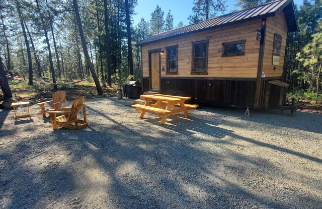 Bigfoot Bungalow themed tiny home cabin! WIFI! In the woods, 15 min from airport
