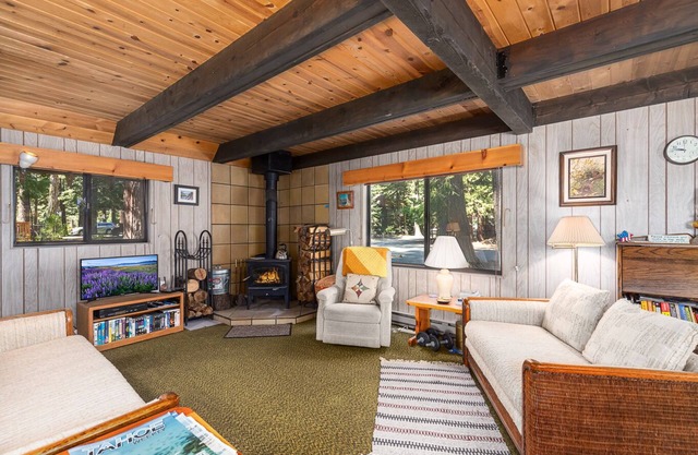 Bikes + Kayak Avail! Authentic Cabin in Friendly West Shore - "Mirthwood Den"