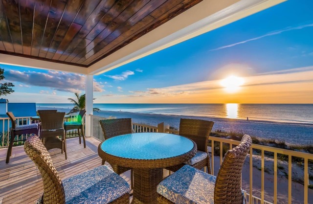 Bikini's & Martini's Beachfront: Direct Gulf Front! Pool, Spa, Pro-Series Loaded Game Room & Arcade