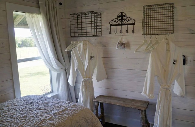 Black Dog Cabins - Round Top, TX