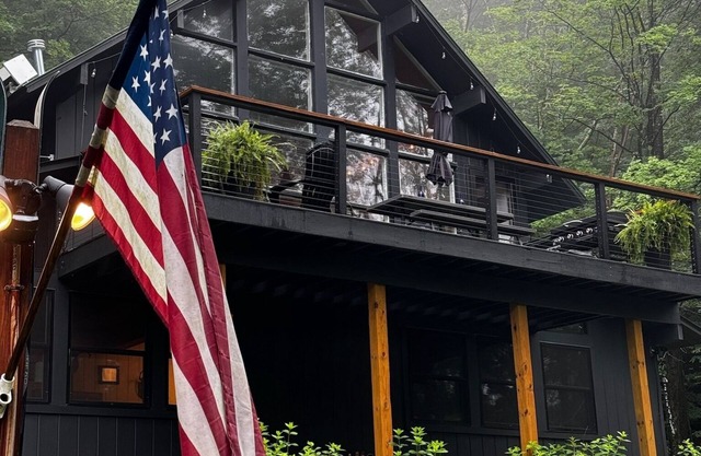 Black Dog Lodge - Ski Chalet centered between Okemo and Killington Mt.