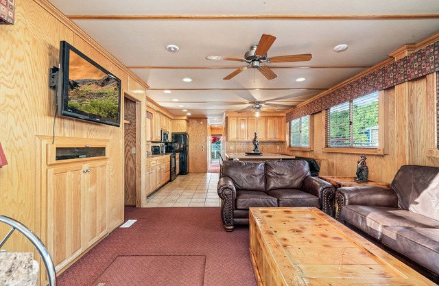 Black Pearl - 6 bedroom/2 Bathroom Houseboat with everything you need and more