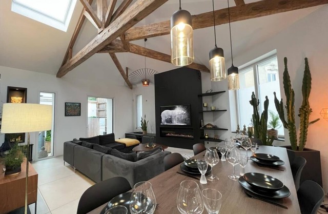 Black Pearl: Luxurious town villa with garage