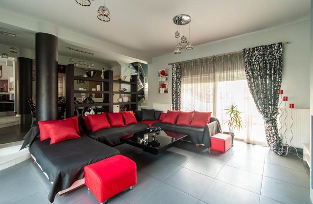 BLACK & WHITE CITY VILLA