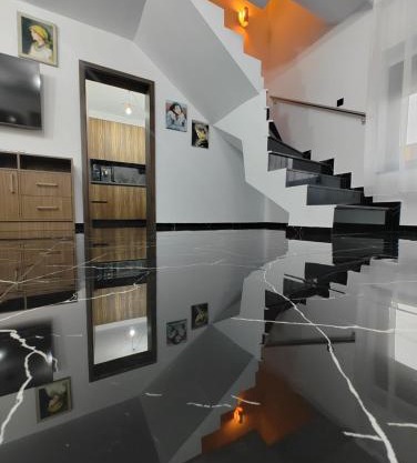 Black&White House