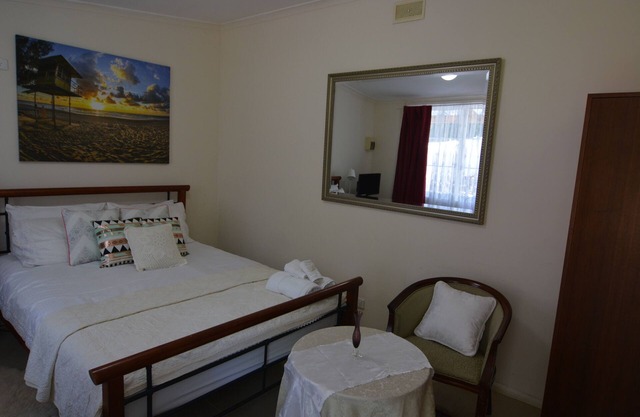 Blackburn Lodge Serviced Studio Apartment 3