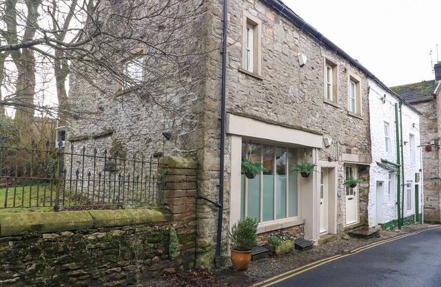 BLACKSMITH COTTAGE, pet friendly, with a garden in Grassington