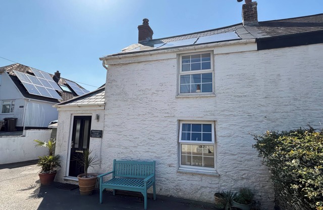 BLACKSMITHS COTTAGE, pet friendly, with open fire in Crantock