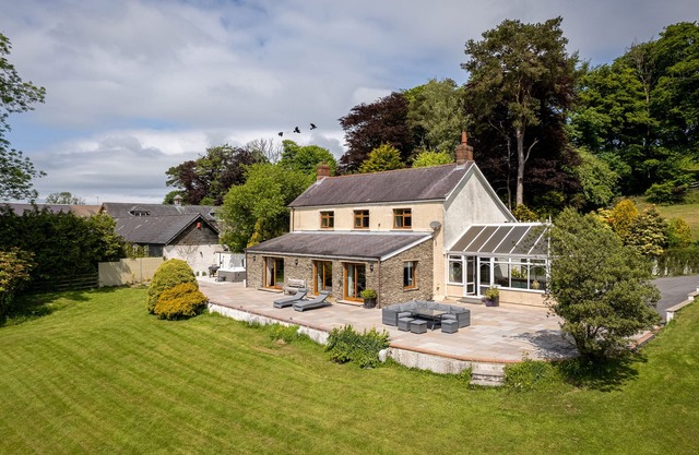 BLAENACHDDU, pet friendly, with hot tub in Newcastle Emlyn