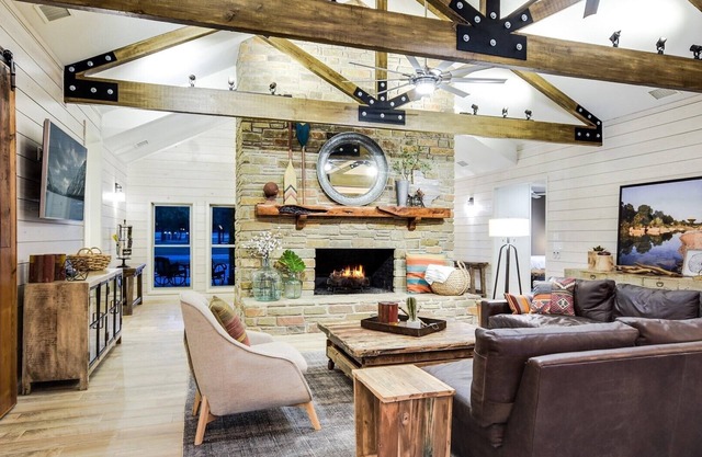 Blanco Valley Lodge - luxury home & guest house. River house, pool & game room.