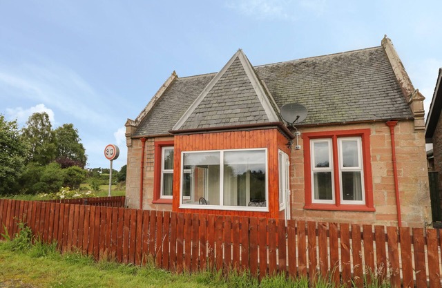BLANTYRE COTTAGE, pet friendly, with a garden in Muir Of Ord